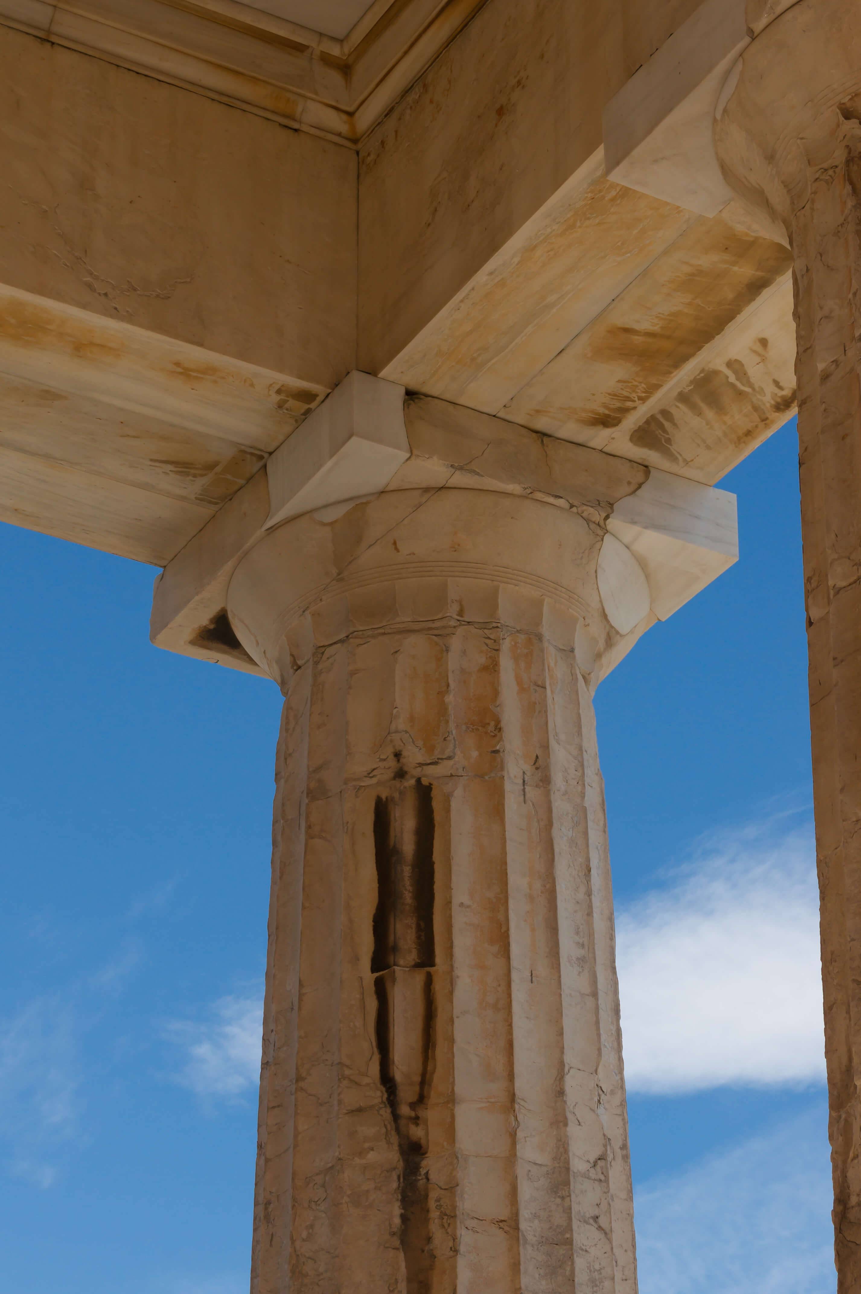 他们创造出三种柱式,一种是"多立克柱式",粗而结实,柱头很简单,造型